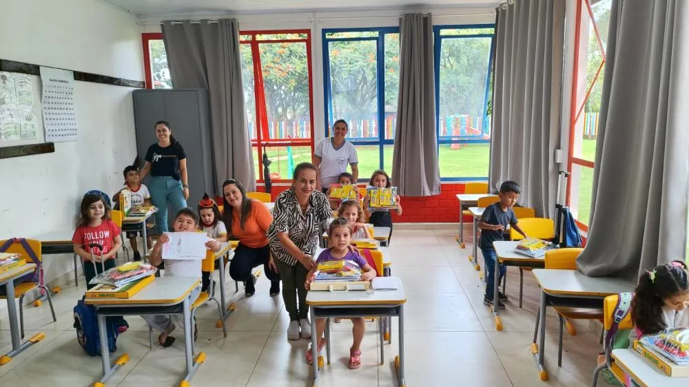 Entrega dos kits escolares de 2025. Foto: Divulgação