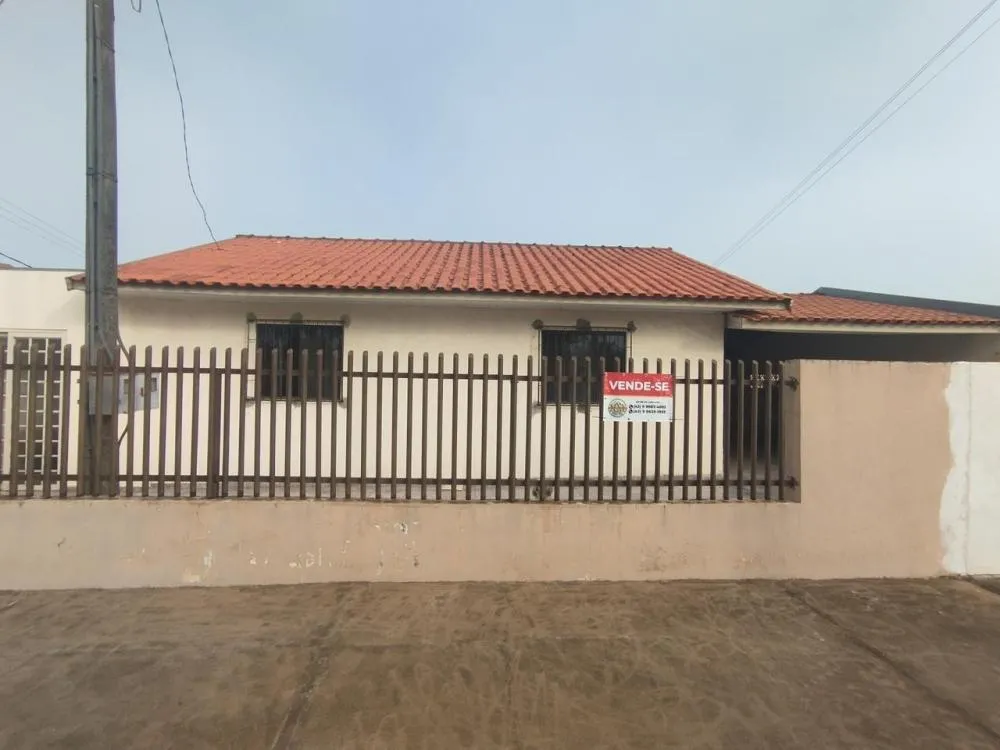 O imóvel possui uma casa principal, com dois quartos, sala, cozinha, banheiro, lavanderia, sala de TV, sala de jantar, cozinha, churrasqueira e garagem. Foto: Divulgação