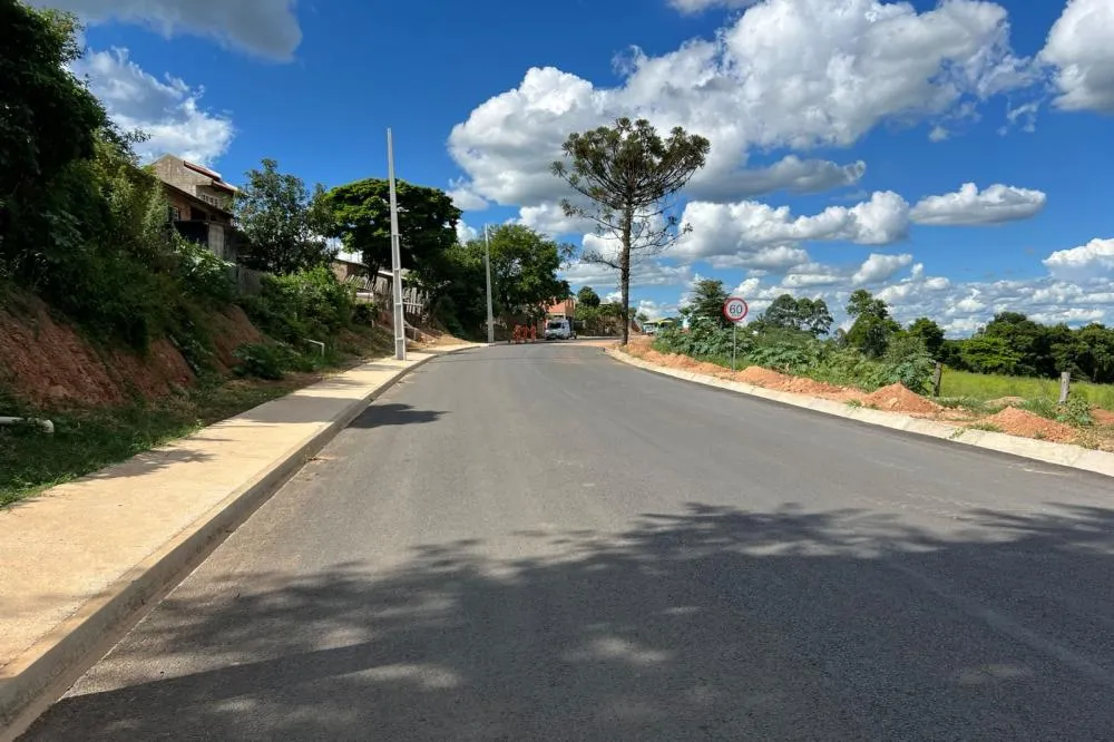 Já foi finalizado o pavimento asfáltico no local, bem como a implantação do sistema de drenagem de águas e construção de calçada em concreto para pedestres. Foto: DER