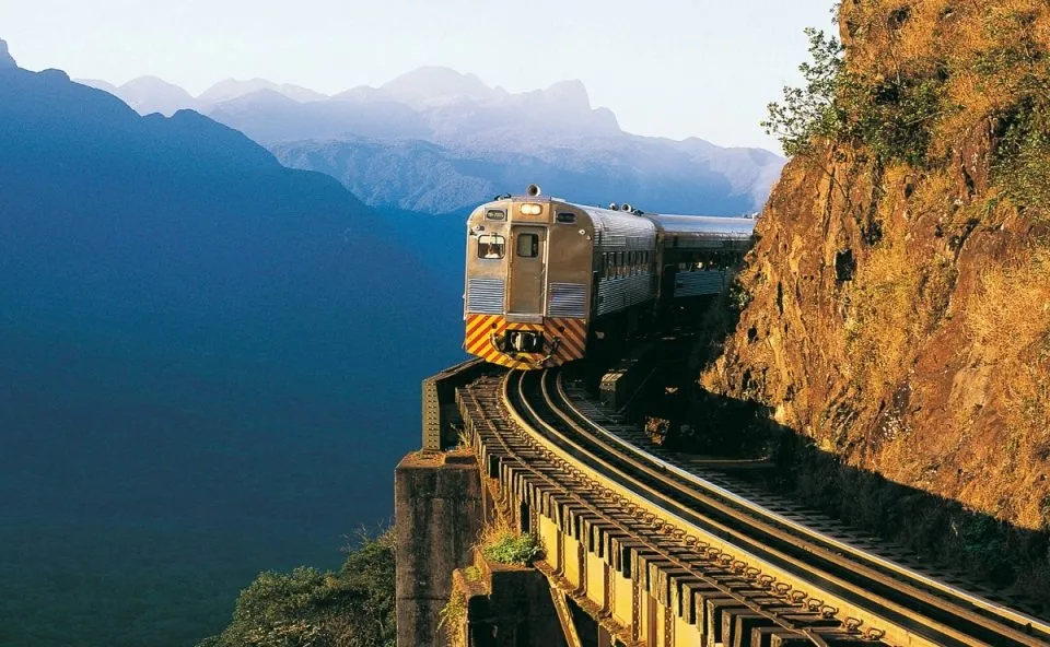 Curitiba foi oficialmente reconhecida como Capital do Turismo Ferroviário em cerimônia na Estação Rodoferroviária, reforçando o protagonismo da cidade no setor. Foto: Carlos Renato Fernandes/Divulgação/Serra Verde Express. 