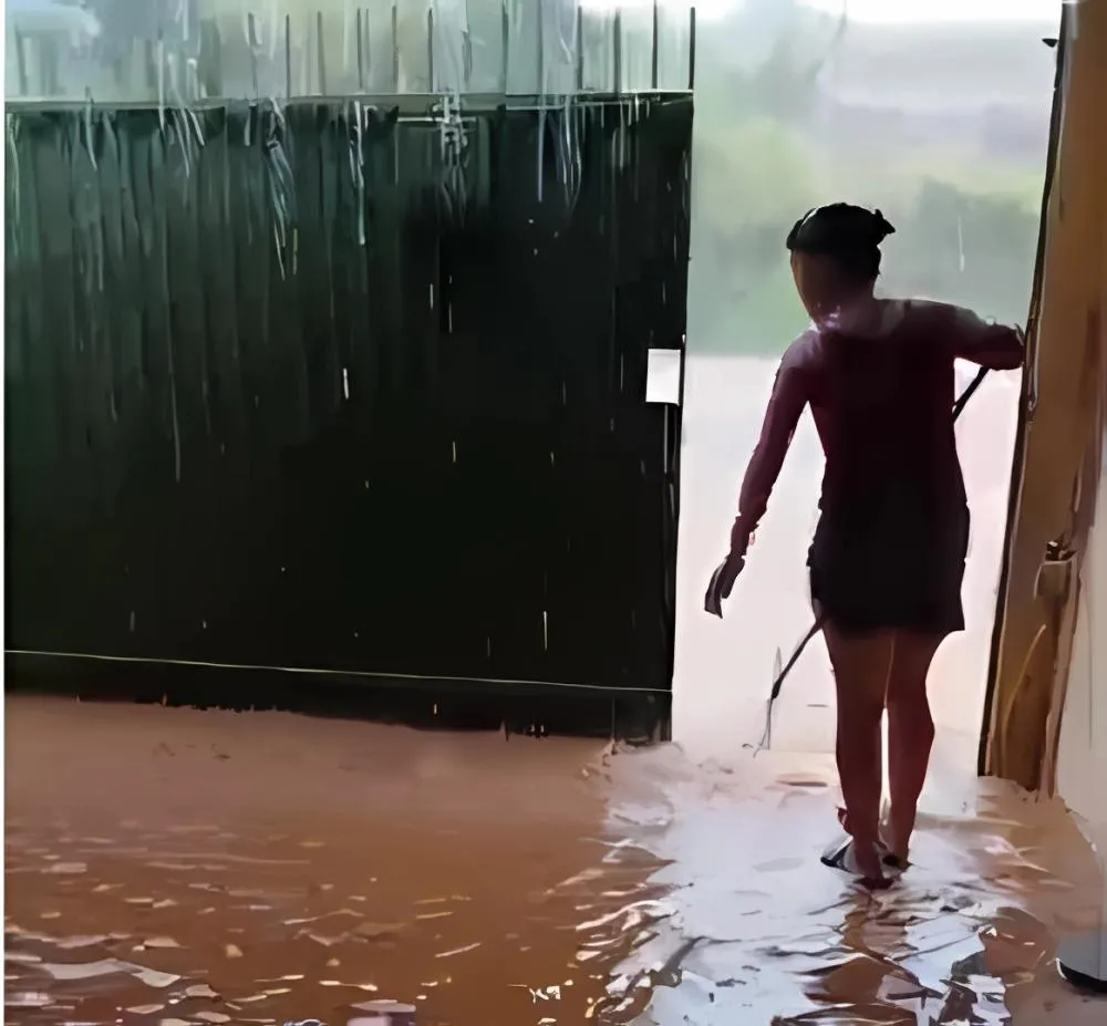Chuva causa vários alagamentos e invade casas em Santo Antônio da Platina