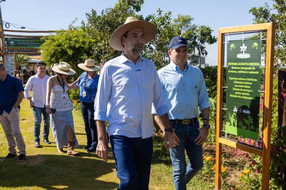 Diretores da Itaipu visitam Vitrine Agroecológica. Foto: Jean Pavão/Itaipu Binacional.