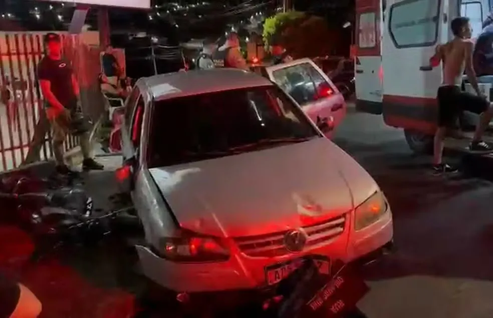 Motorista bêbado perde o controle do carro, atropela pedestres na calçada e é preso no PR — Foto: Cedida por Tinti RC FM