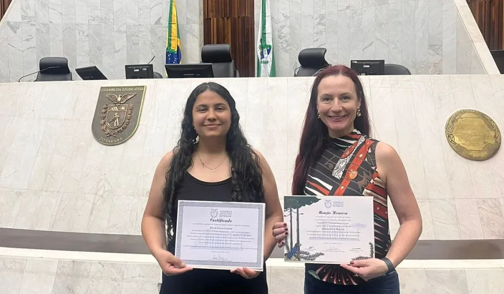 Aluna Rita de Cássia Lesnhak ao lado da professora, Juliana Pessi Mayorca na Assembléia Legislativa do Paraná / Foto: arquivo pessoal