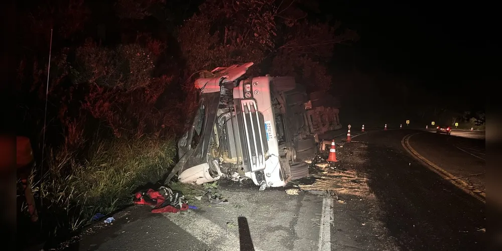 O veículo envolvido no tombamento na PR-239 foi um Scania/R 440, com placas de São Paulo. Foto Divulgação