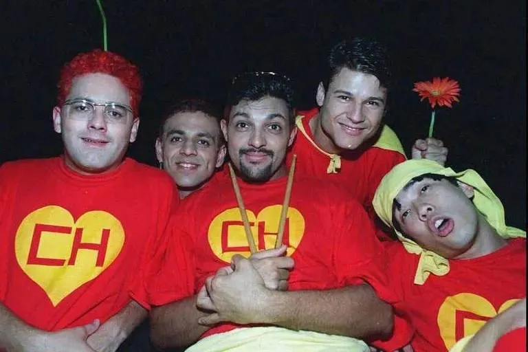Dinho, Bento Hinoto, Samuel Reoli, Júlio Rasec e Sérgio Reoli, membros do Mamonas Assassinas. Foto: Divulgação