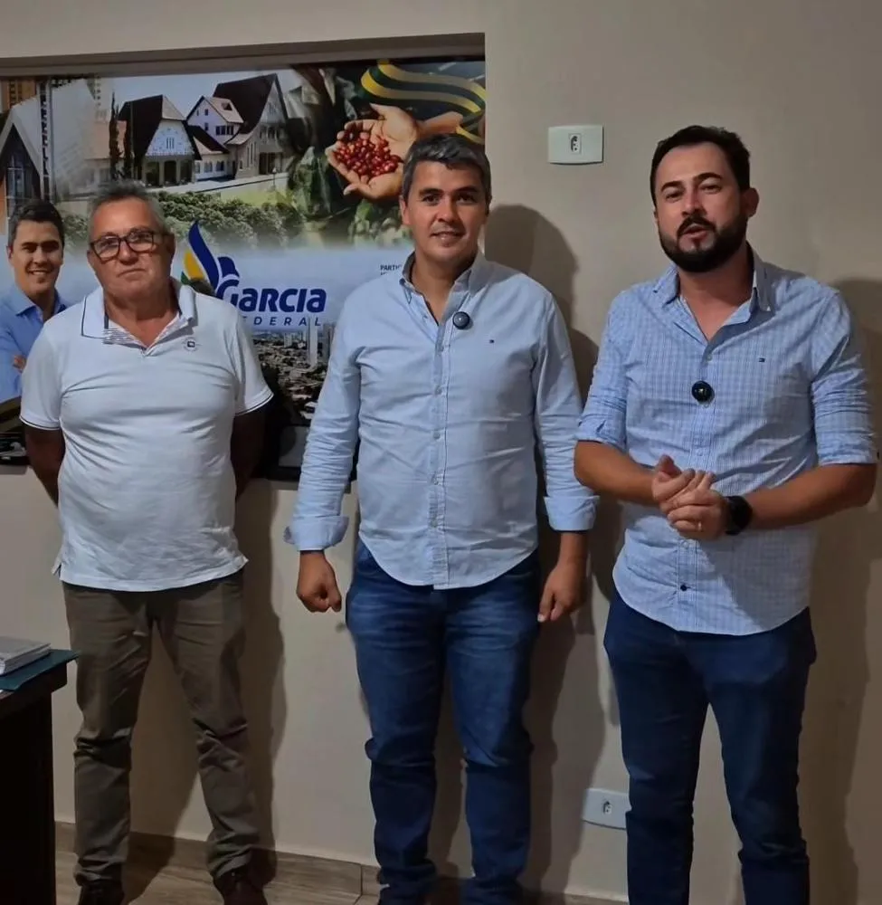 Da direita para a esquerda: Prefeito Luiz Eduardo, deputado federal Diego Garcia e secretário Marcelo Pereira. Foto: Divulgação