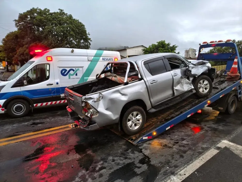 A força do impacto foi extremamente forte e chegou a arremessar o motorista para o banco do passageiro dentro do veículo. Foto: Ta no Site