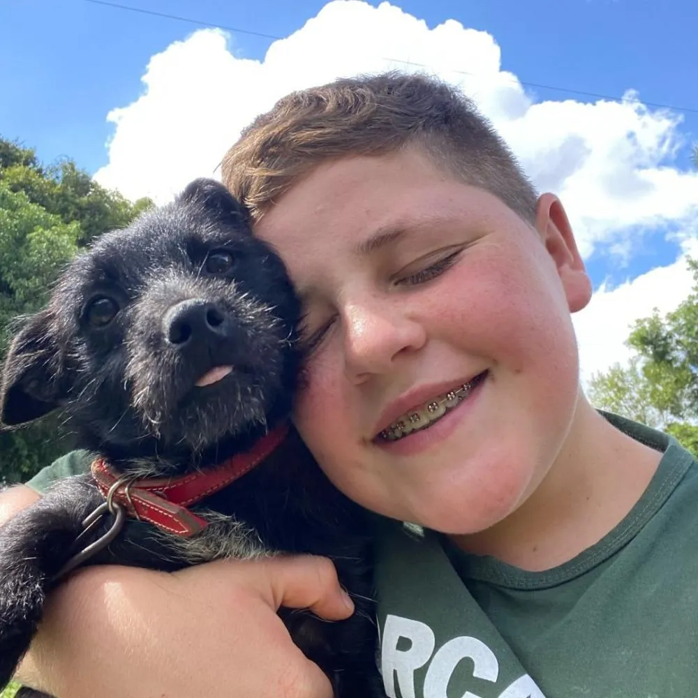Lucas com a cachorra do vídeo. Foto: Instagram @lucas_aoba