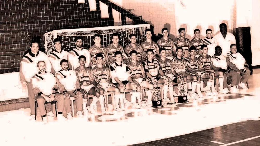 O que começou como uma aposta virou um capítulo histórico no futsal paranaense, brasileiro e mundial. Foto: Reprodução/BlogSpot