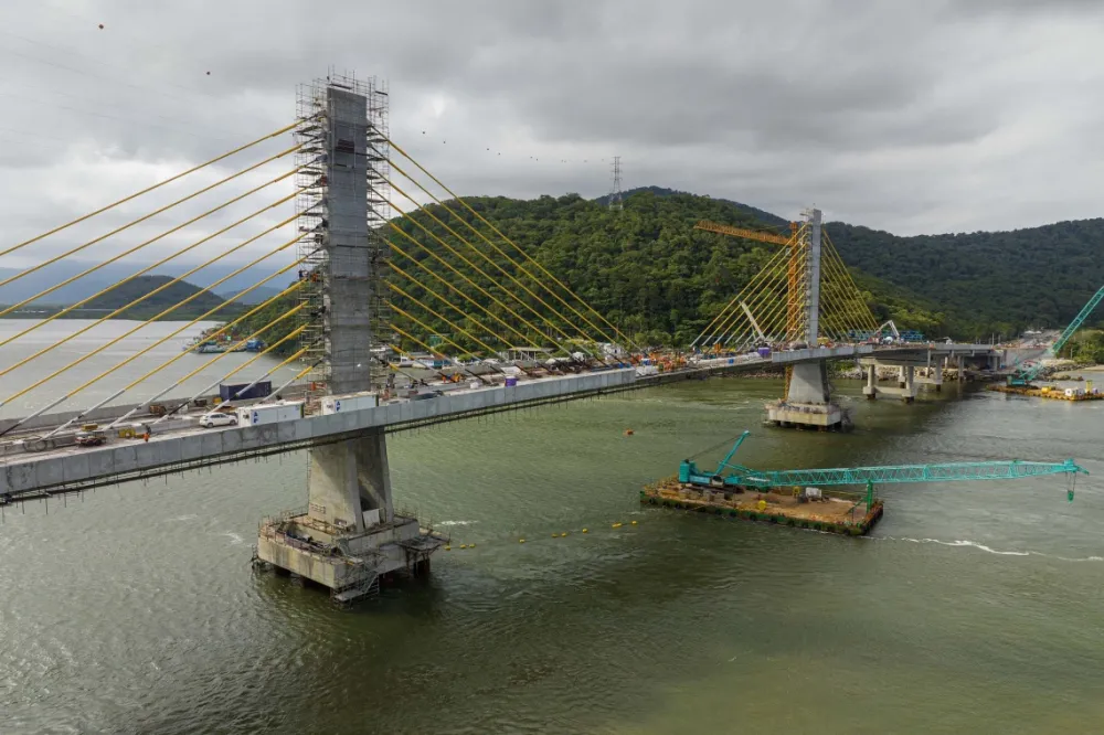 Quando concluída, a Ponte de Guaratuba terá mais de 1,24 quilômetro de extensão, com quatro faixas de tráfego, faixas de segurança, ciclovia e calçadas. Considerando os acessos, a obra ultrapassa três quilômetros de extensão total. FOTO AEN