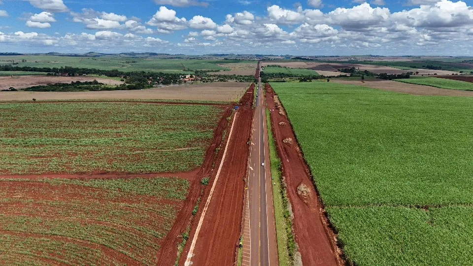 Nesta etapa, a concessionária realiza supressão vegetal, limpeza, terraplanagem e drenagem das áreas onde serão construídas as novas faixas da rodovia. Foto: EPR Litoral Pioneiro