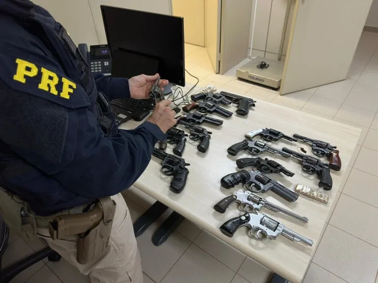 Ao todo, foram apreendidos 16 revólveres — sendo cinco calibre .38, nove calibre .32 e dois calibre .22 — além de uma pistola calibre .45. Foto: PRF