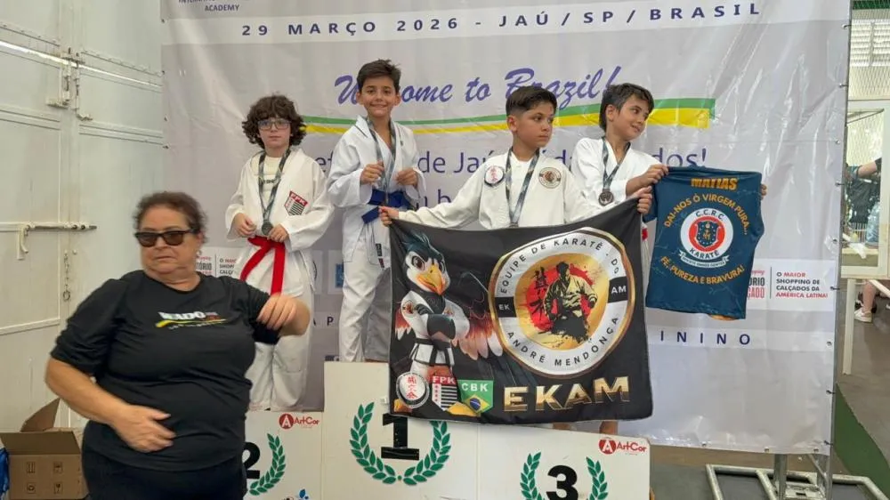 Enzo brilhou na Wado Cup e garantiu ouro para Wenceslau Braz (segundo atleta, da esquerda para a direita). Foto: Divulgação.