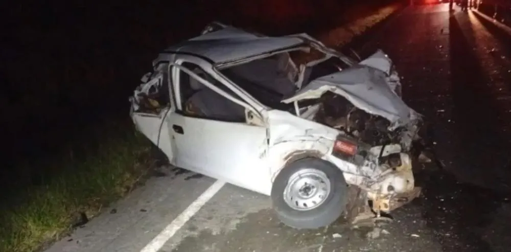 Segundo a PRE, o automóvel GM Corsa e o caminhão Iveco seguiam no sentido de Piraí do Sul, enquanto os dois caminhões Scania trafegavam no sentido oposto, em direção ao município de Ventania. Foto PRE