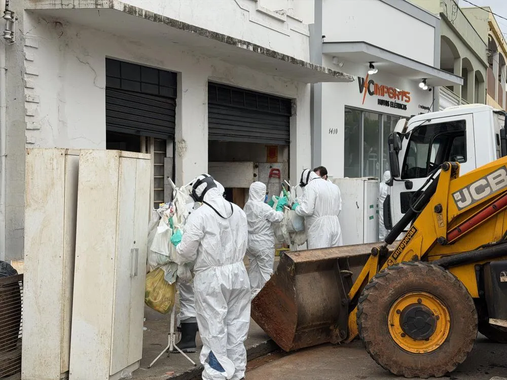 O imóvel, ocupado por uma idosa de 71 anos, havia se transformado ao longo dos anos em um ponto crítico de preocupação sanitária. Foto Portal Tanosite