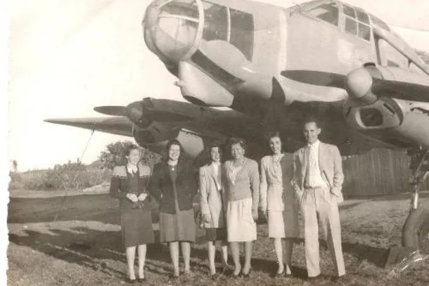 Moradores de diferentes bairros seguiam até o antigo campo de aviação da cidade para acompanhar de perto os pousos e decolagens das aeronaves que cortavam os céus do Norte Pioneiro. Foto: Dr. Celso Antônio Rossi (in memoriam).