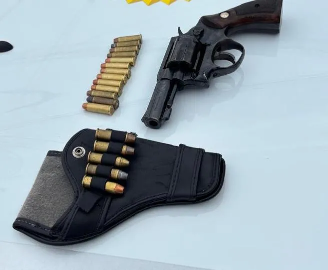 Arma e munições foram apreendidas. Homem foi preso. Foto: PMPR