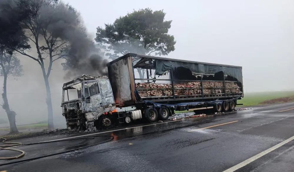 Veículo ficou completamente destruído. Foto: Corpo de Bombeiros