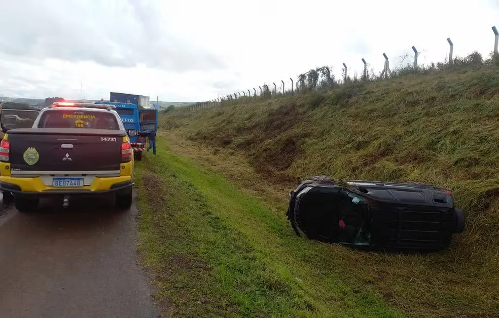Caminhoneiro provoca capotamento de carro ao tentar ultrapassá-lo e bater na lateral dele — Foto: Polícia Rodoviária Estadual