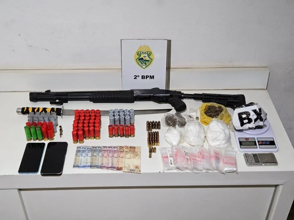 Armas, drogas e dinheiro foram apreendidos. Foto: PMPR