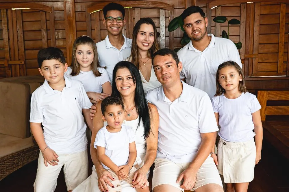 O que nasceu do desejo de ajudar uma criança acabou se transformando em uma família formada por sete filhos adotivos, construída por Sueli Sertório e Rafael Gatti. Foto: Cedida pela família à Folha