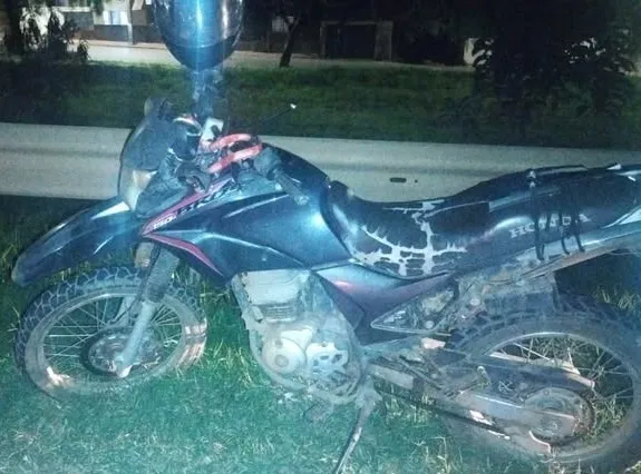 Motorista colidiu lateralmente com um motociclista. Foto: Reprodução/Folha Paranaense 