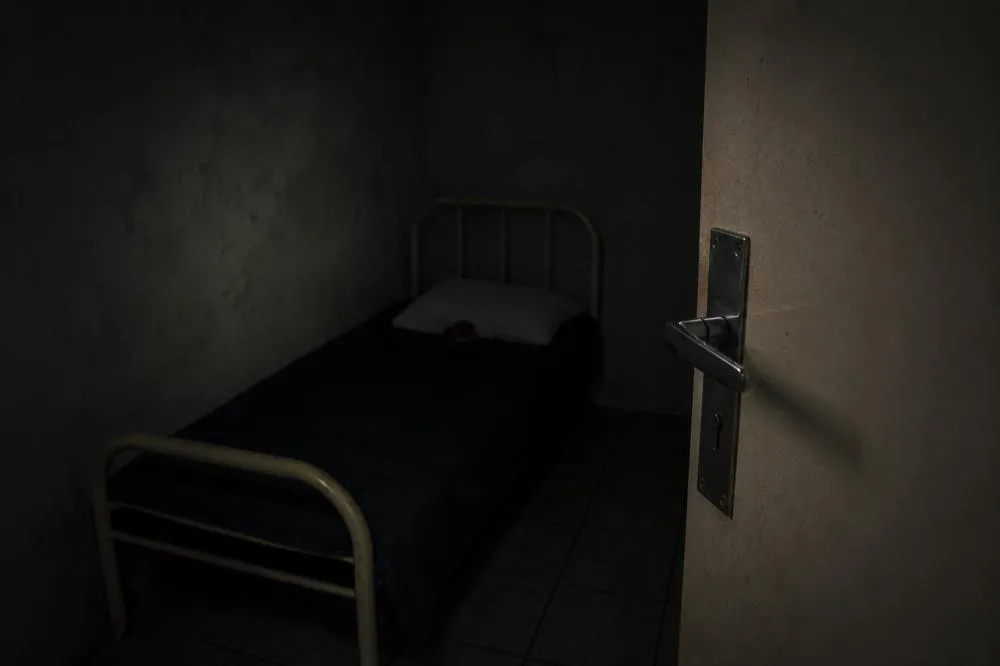 Denúncias incluem crianças trancadas em quarto escuro, penduradas em varal e agressões. Foto: IA - Folha Extra