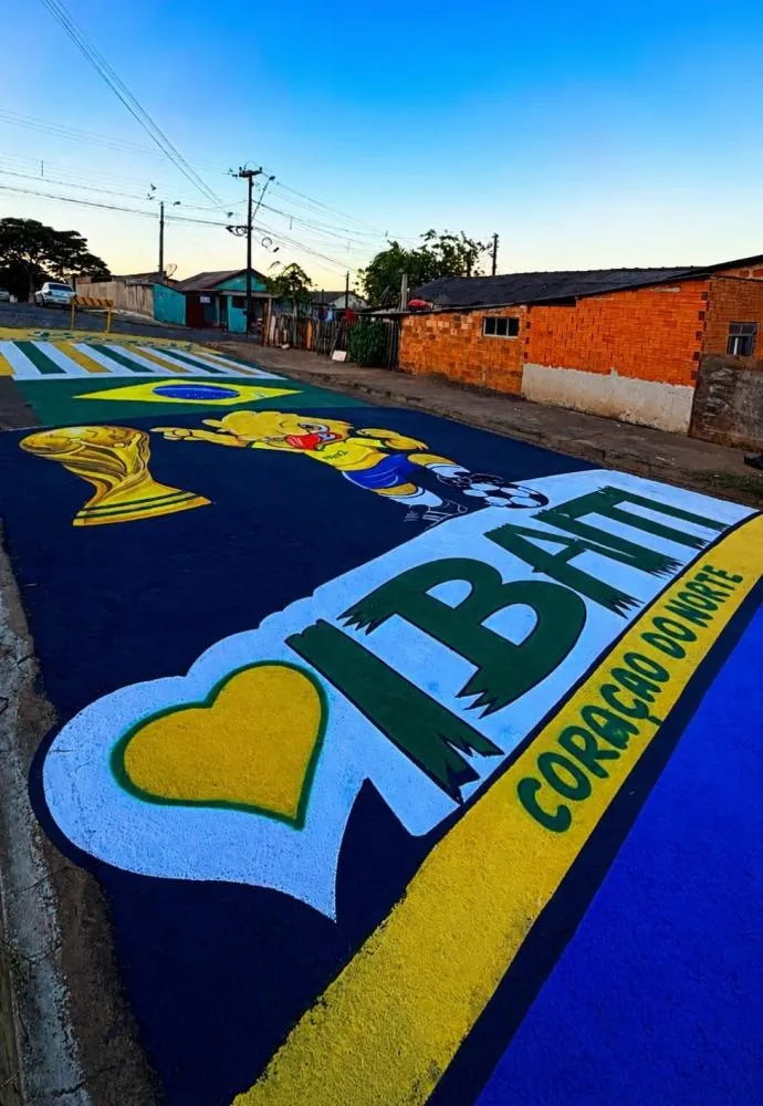 Arte está sendo pintada por crianças e moradores voluntários, por meio de um projeto da prefeitura. Foto: Divulgação