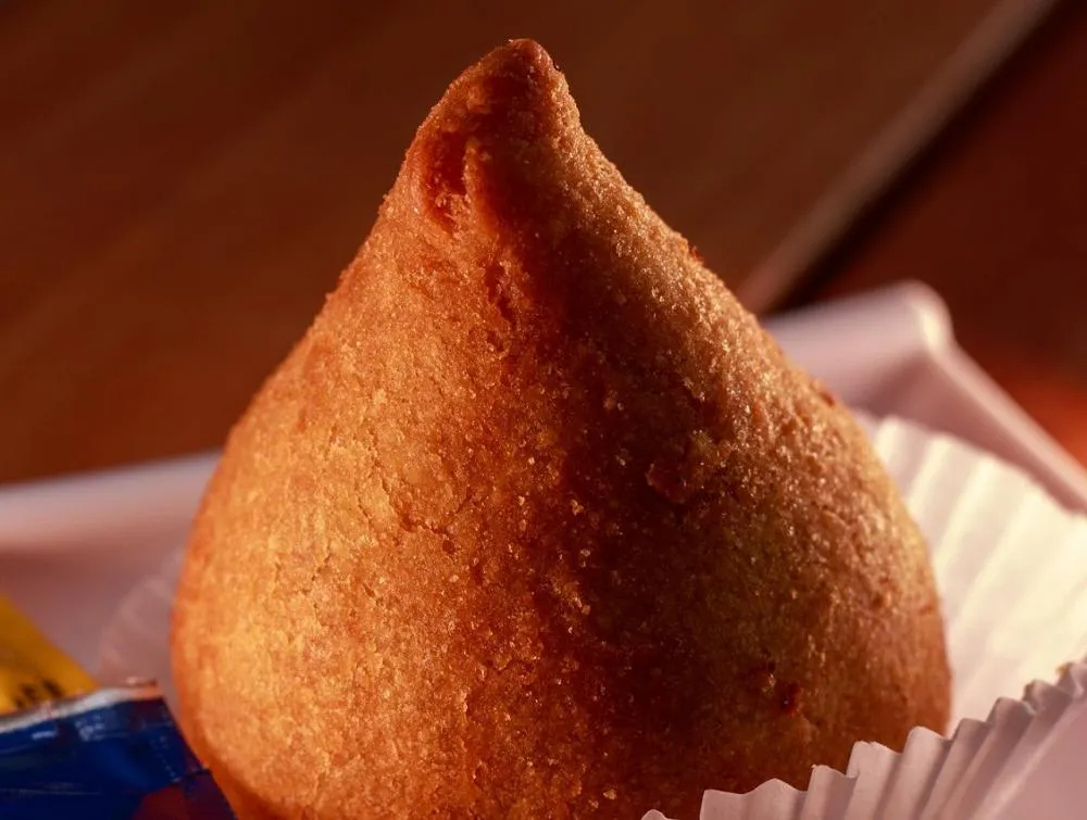 Homem morre engasgado com coxinha na região