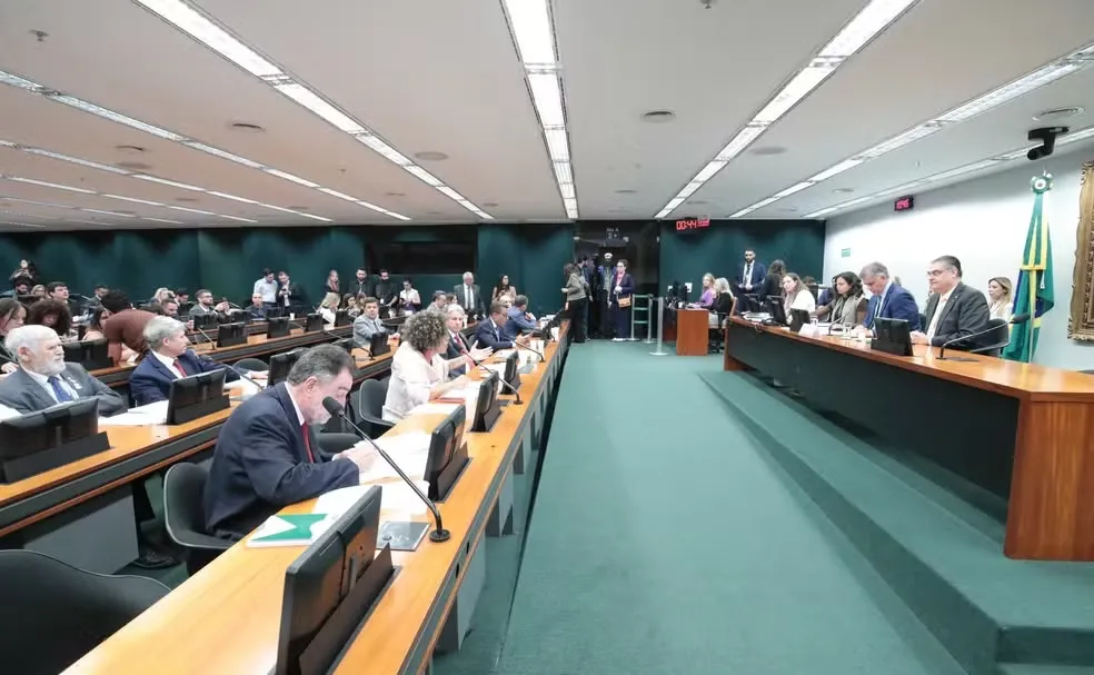 Deputados aprovam proposta que reduz maioridade penal para 16 anos