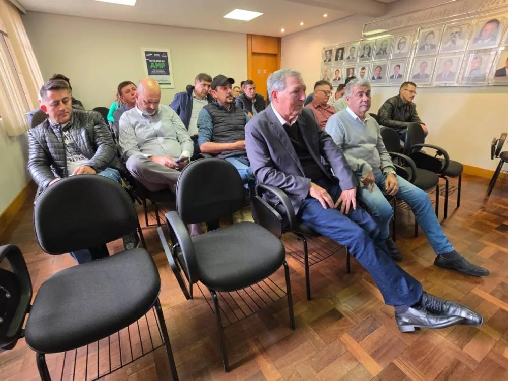 Prefeitos da região participam da reunião da Associação de Municípios do Paraná
