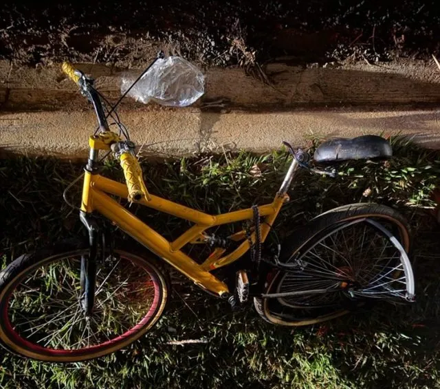 A vítima seguia pela rodovia de bicicleta quando foi atingida por um veículo ainda não identificado. Foto: Reprodução/Tabajara Notícias