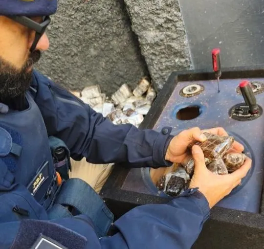 Parte da droga estava escondida dentro de uma caixa de som no porta-malas. Foto: Reprodução/JNN