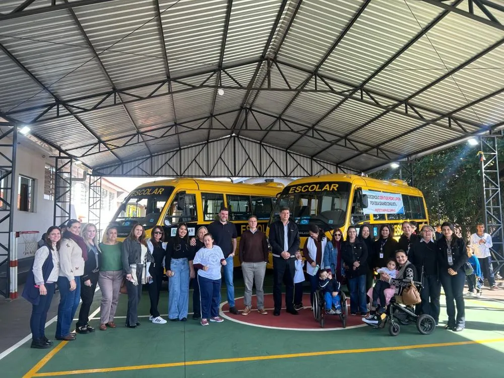 Pedro Lupion entrega ônibus adaptados para escolas da região