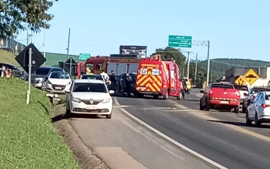 Acidente entre carro e moto deixa trânsito lento na PR151