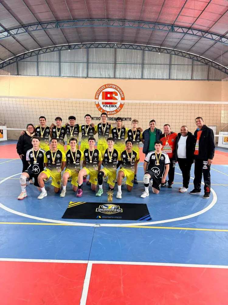 Com uma campanha impecável, a equipe masculina de voleibol conquistou o título de campeã invicta. Foto: Assessoria