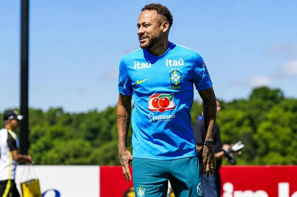  Segundo o treinador, Neymar “está disponível” e “treinou muito bem”. Foto: Nelson Terme / CBF