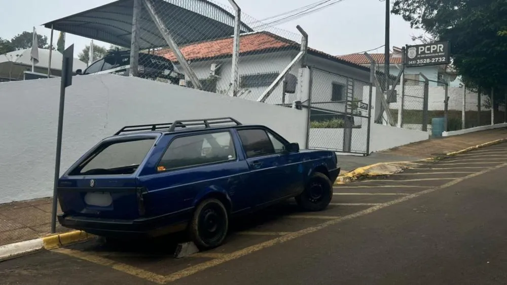Carro foi usado pelo criminoso durante a fuga, e teve prejuízos significativos. Foto: Folha Extra