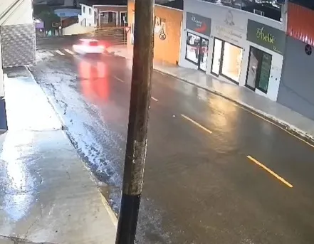 Segundo moradores, o motorista de um Fiat Palio vinha literalmente “voando” pela rua quando perdeu o controle. Foto Redes Sociais