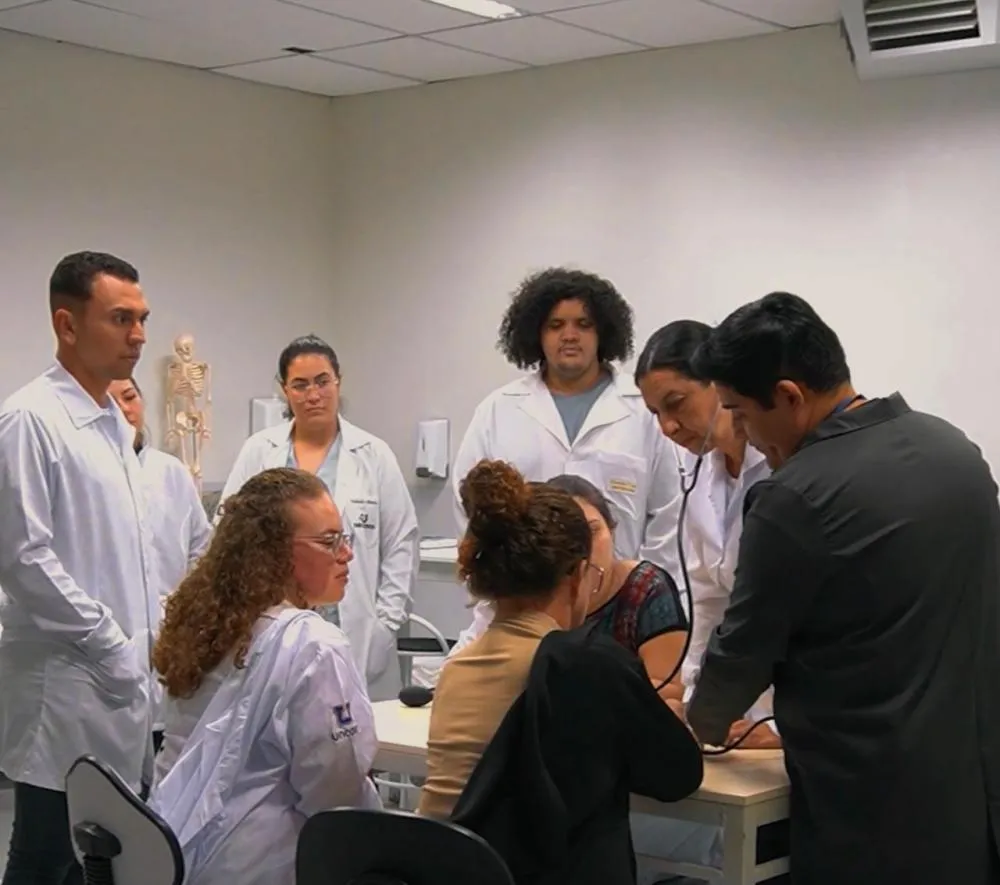 Estudantes do curso de Enfermagem em aula prática na Unopar. Foto: Divulgação