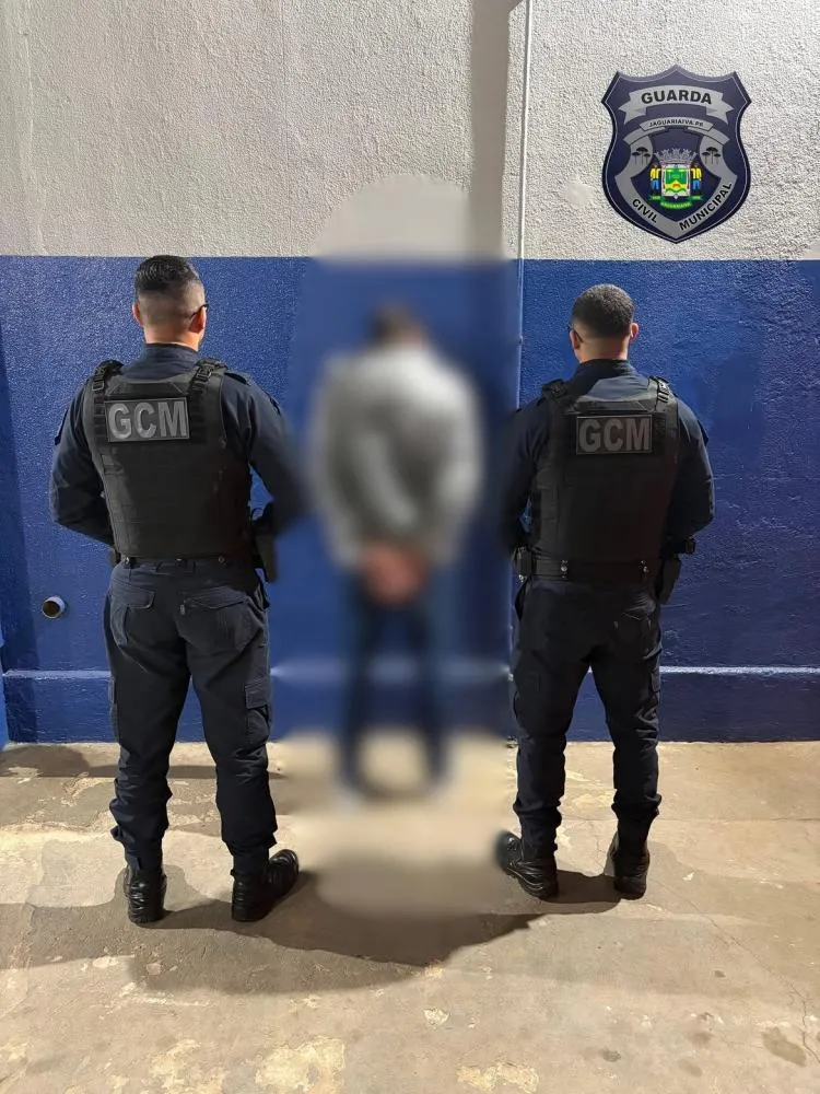 Prisão de um homem por violência doméstica no bairro Primavera. Foto: GCM Jaguariaíva