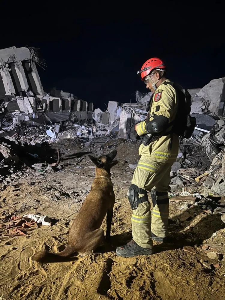 Soldado Bruno e a cadela Arya durante a missão na Venezuela. Foto: Arquivo Pessoal