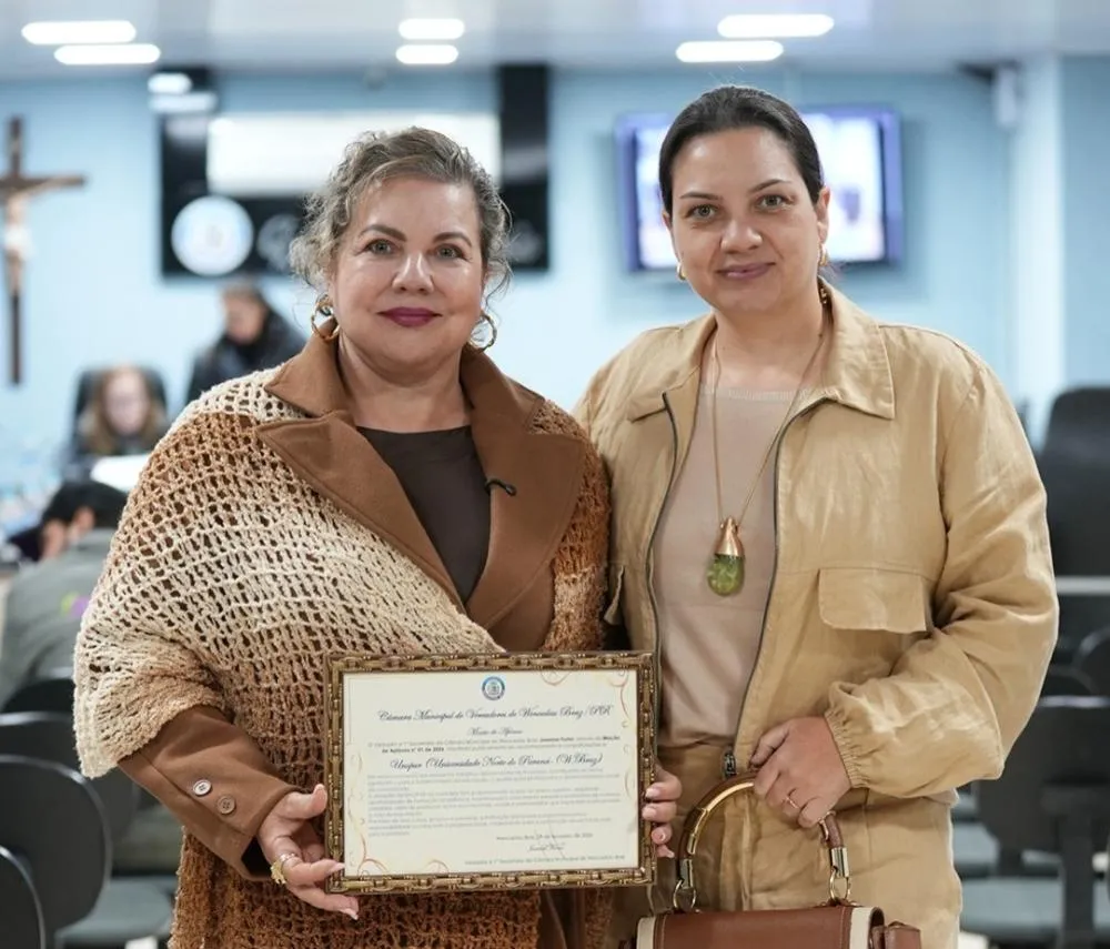 Maria Aparecida Santucci e Tálita Santucci após a entrega da Moção de Aplauso. Foto: Arquivo Pessoal