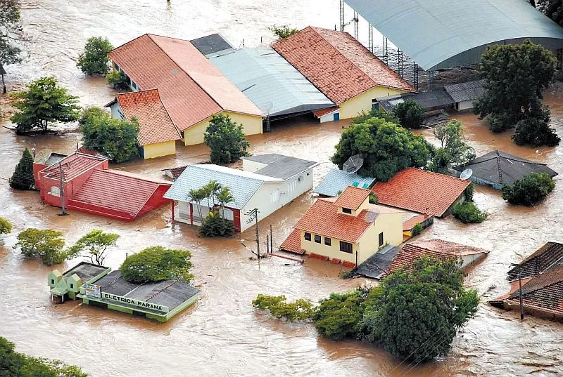 Diversas casas e comércios foram inundadas em Tomazina em 2010. Foto: Everson Bressan/AEN
