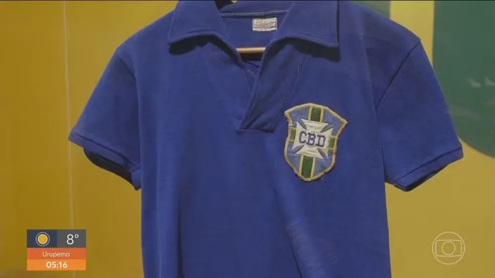 Relíquia da Seleção Brasileira: Camisa de Pelé da final da Copa de 1958 é vendida por R$ 25 milhões em leilão — Foto: Reprodução/TV Globo