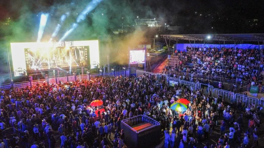 Show da dupla Rio Negro e Solimões na primeira ExpoPinhalão, em 2025. Foto: Reprodução/@expopinhalaooficial