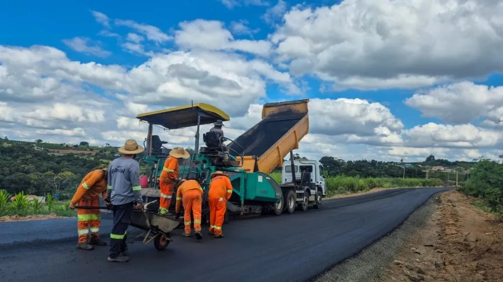Asfalto da estrada que liga o município ao distrito da Lavrinha é um sonho antigo que está seno realizado. Foto: Divulgação.