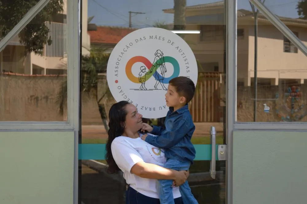 Janaina e seu filho Walter, atendidos pela AMA em Wenceslau Braz. Foto: Arquivo Folha Extra