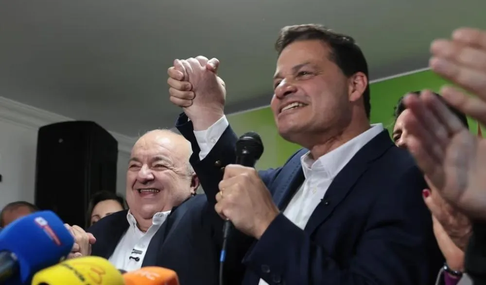 O anúncio reuniu, além de Sandro Alex e Rafael Greca, o governador Ratinho Junior. Foto Divulgação MDB